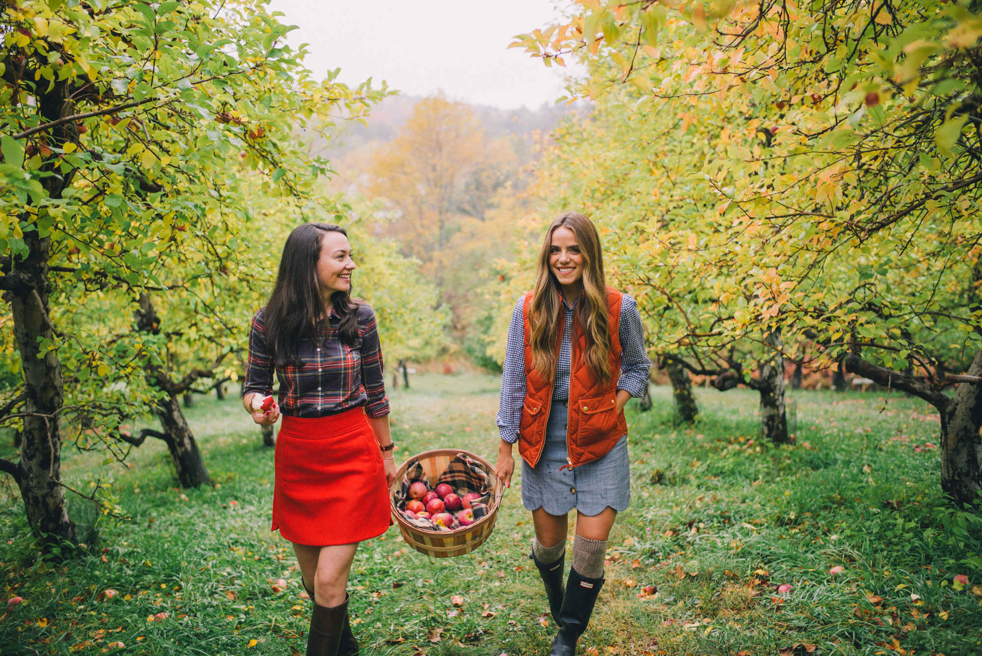 Fall something. Подростки осень. Осенняя фотосессия. Осенняя фотосессия группой. Интересные идеи для осенней фотосессии.